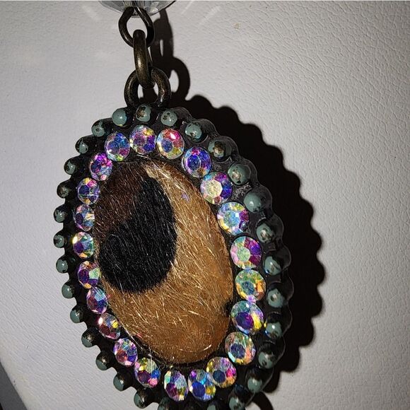 Plunder Elegant Animal Leopard Print Necklace with Crystal Accents 19"+3" Ext - Picture 3 of 16